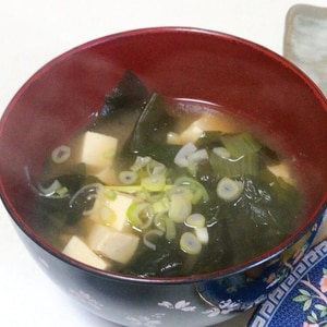 小松菜とワカメの味噌汁